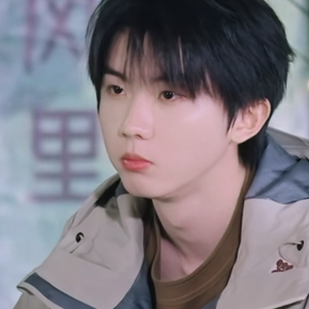 眼睛水水的嘴儿也水水的 