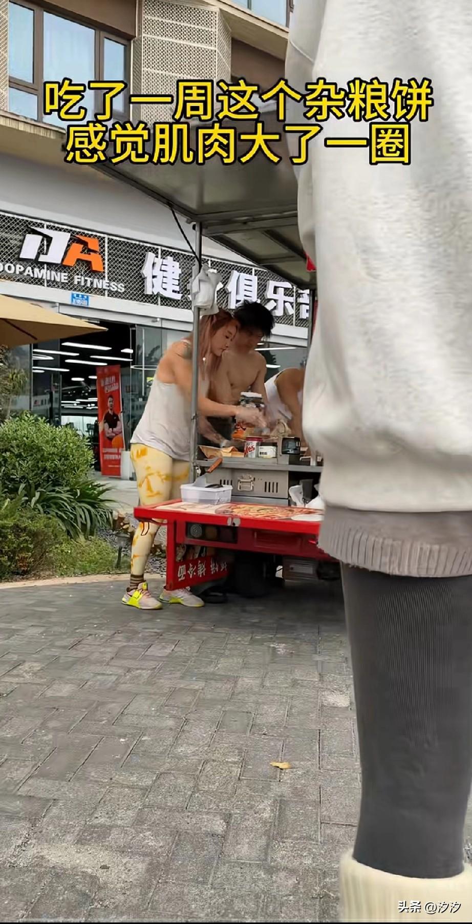 现在摆摊要求都这么高吗？
一位博主发现了一个神奇的小摊，
卖夹饼的居然是两个帅哥