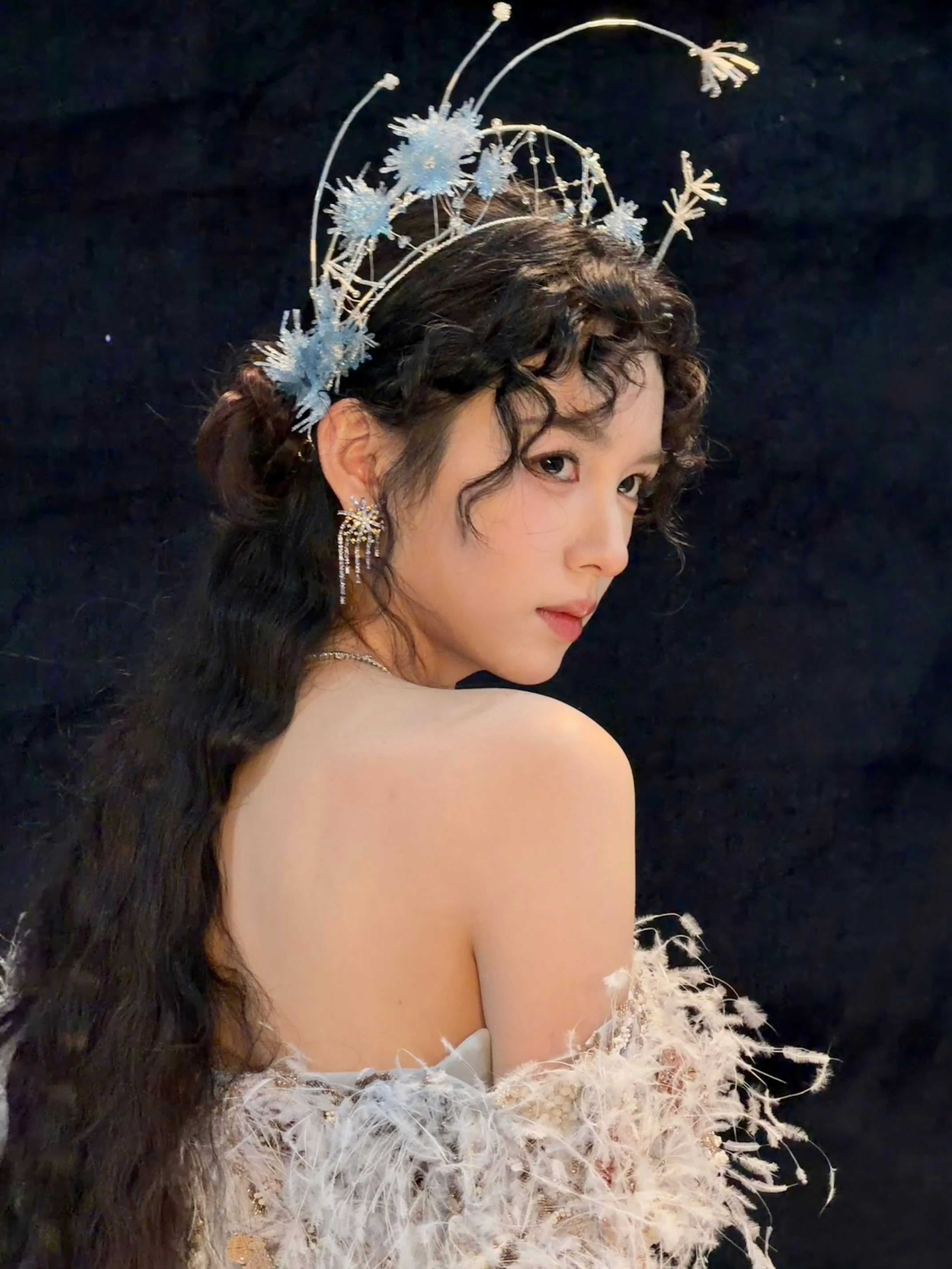 周也拍个live图美得跟油画似的……微博之夜红毯