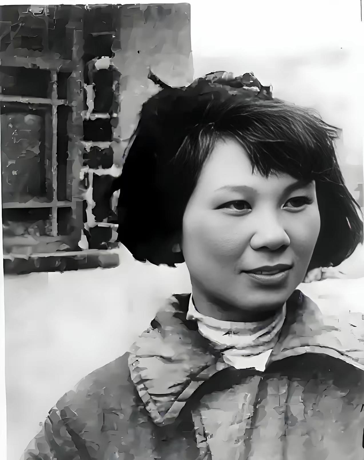 1938年东北的寒夜，零下三四十度的低温能冻裂石头，22岁的女地下党李秀莲藏在粮