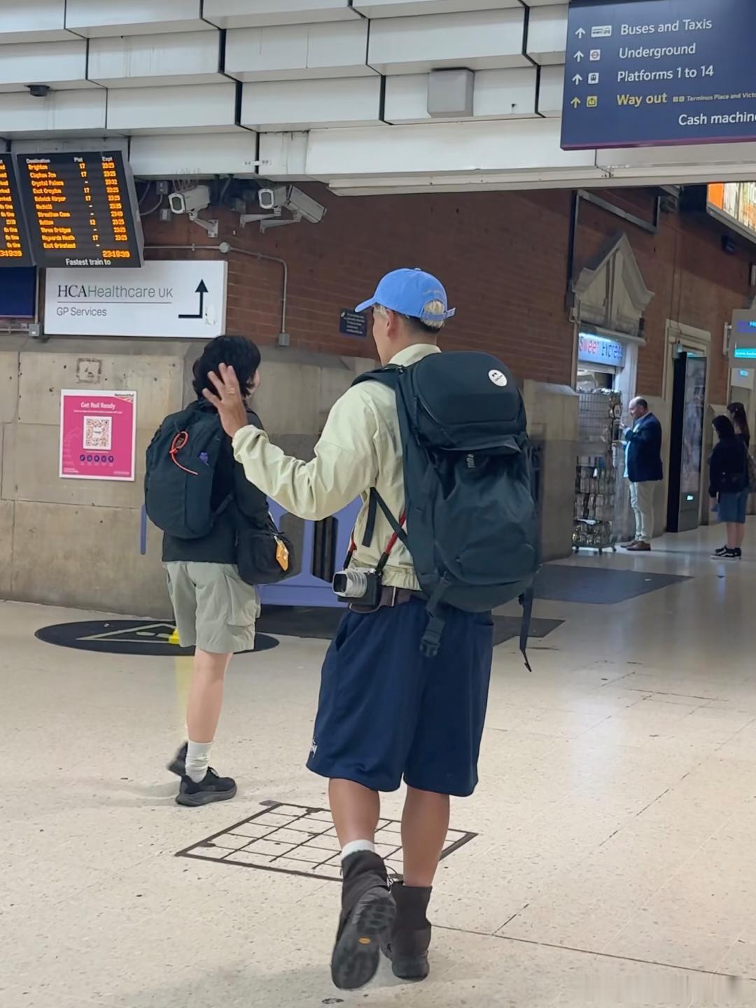 伦敦火车站偶遇彭于晏 刷到博主在伦敦火车站偶遇彭于晏，我直接在床上羡慕得发疯金发