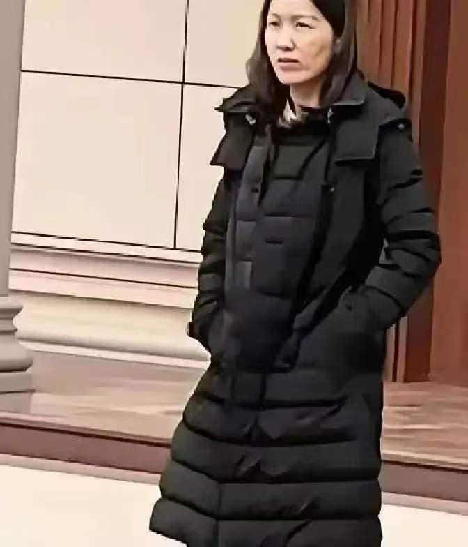 她是刘强东父母收养的妹妹名字叫刘静姝，今年35岁，人长的眉清目秀，苗条的高个子，