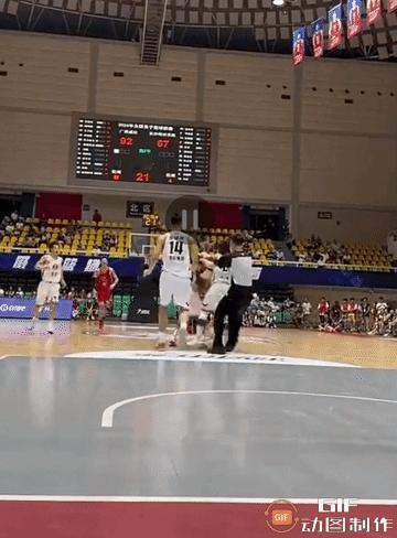 NBL篮球联赛广西威壮对阵长沙勇胜的比赛中爆发激烈冲突：广西球员麦尔与长沙外援威