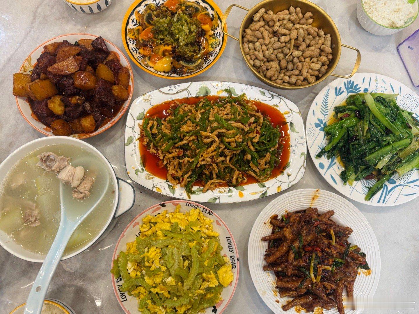 难得凑齐朋友这么多人，一下午的做饭成果，红烧肉太好吃了！！肥而不腻，酱香浓郁！！