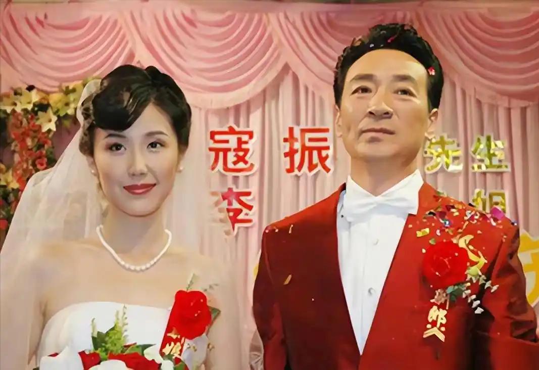 2003年，49岁的寇振海向演员李婷表白，李婷拒绝的说：寇老师，你比我大25岁，