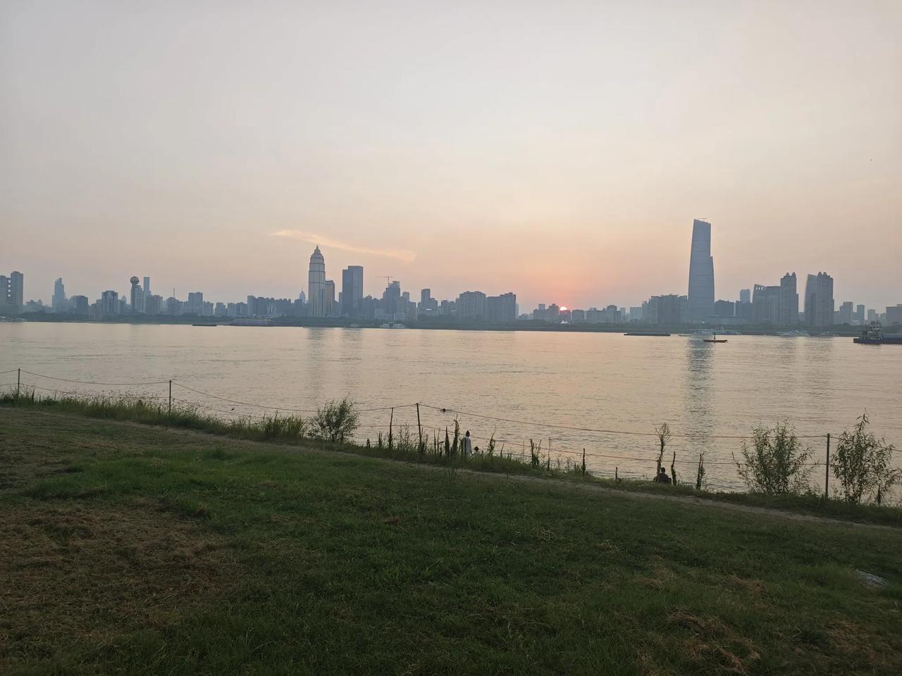 英伟达H20确实有点尴尬了。这芯片本是英伟达按美国管制要求给中国市场设计的，性能