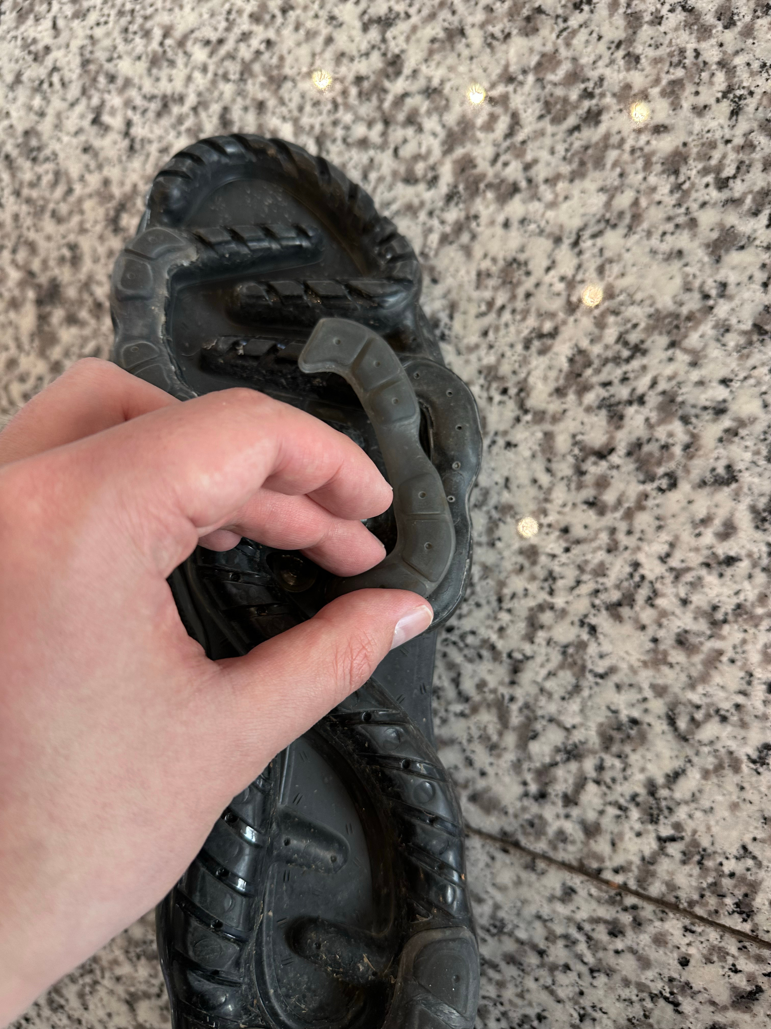 去年买的Nike滑雪服穿没几次拉链就坏了，这个全掌气垫鞋又来了，走着鞋底子掉了，