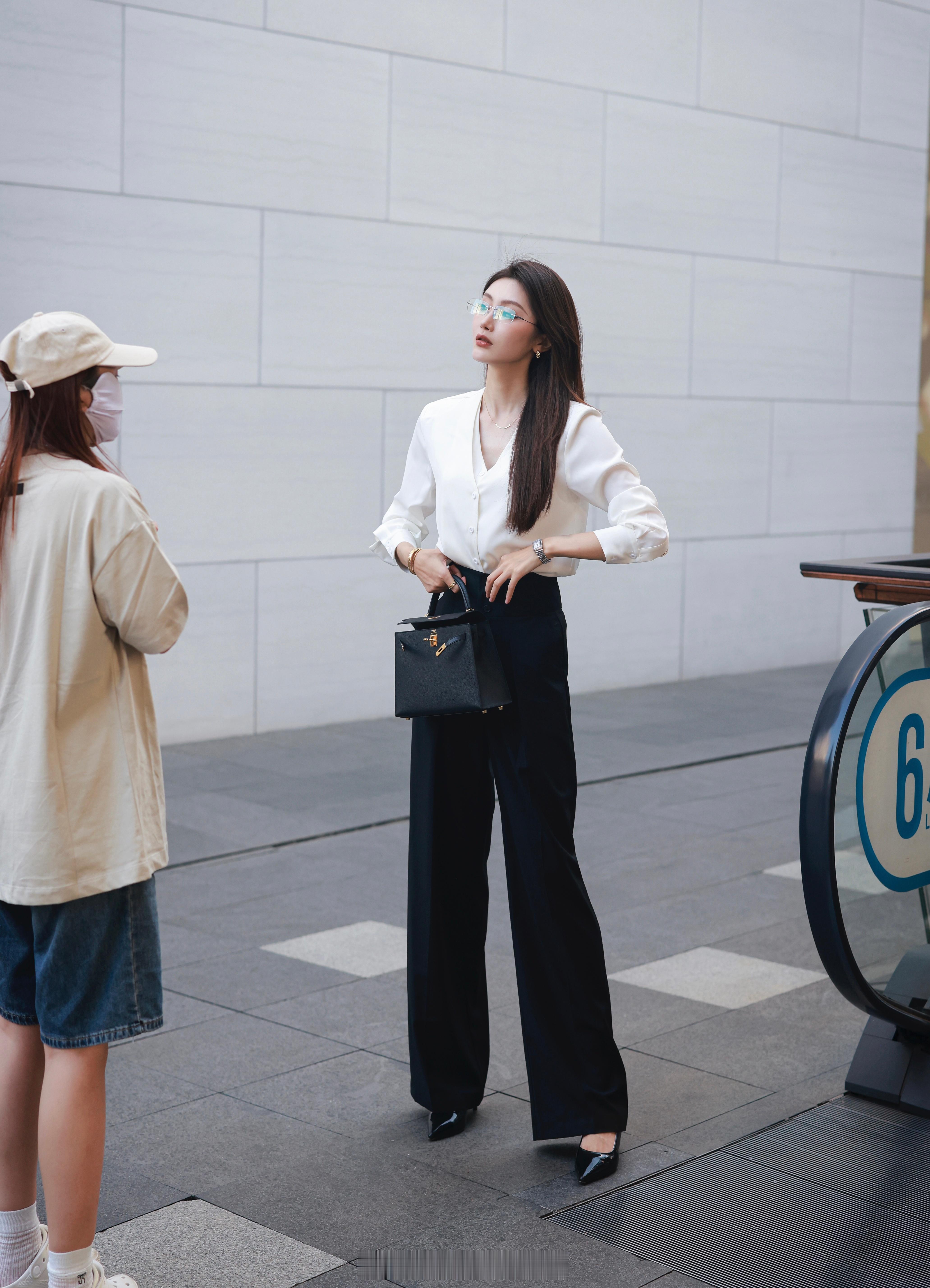 二十岁有三十岁的气质 少走十年弯路 #御姐##街拍#  ​​​