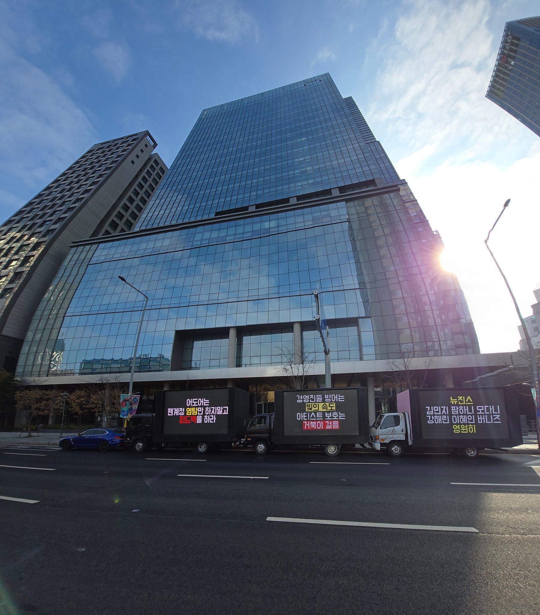 今日在HYBE大楼前进行卡车维权的NewJeans粉丝BunniesHYBE和A