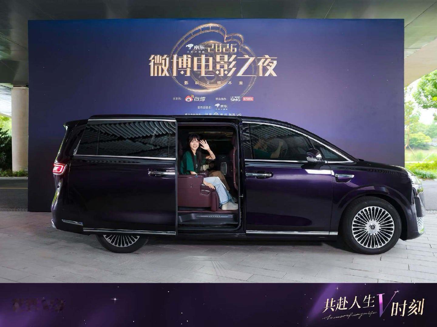 李思潼走红毯也穿工服最近阿嬷的情书团队走到哪都是工服，哈哈哈哈。发现坐的也是最近