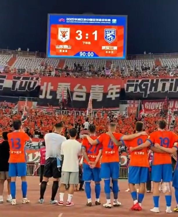 3-1
赛后
一场
独自的
狂欢
和北看台死忠们
载歌载舞
仿佛
我们胜利了
的