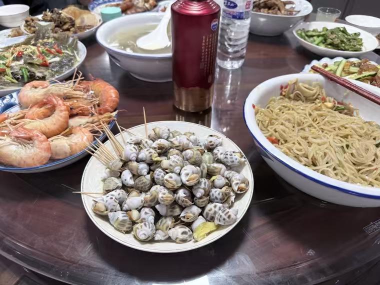 昨天去一个有钱的同学家里吃饭。
看了一下他家的摆设：
楼下饭桌+沙发是刺猬紫檀的