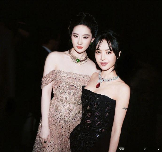 蔡依林刘亦菲合照9月7日，BVLGARI宝格丽在上海举办“Eclettica万象