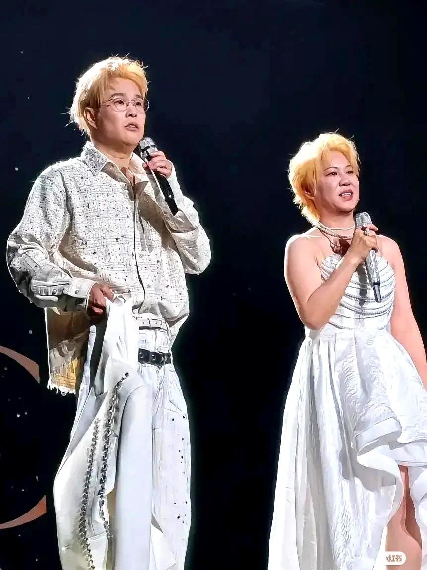 突然明白小沈阳夫妇这两年为什么疯狂开演唱会

不是中年叛逆期

不是事业心突然雄