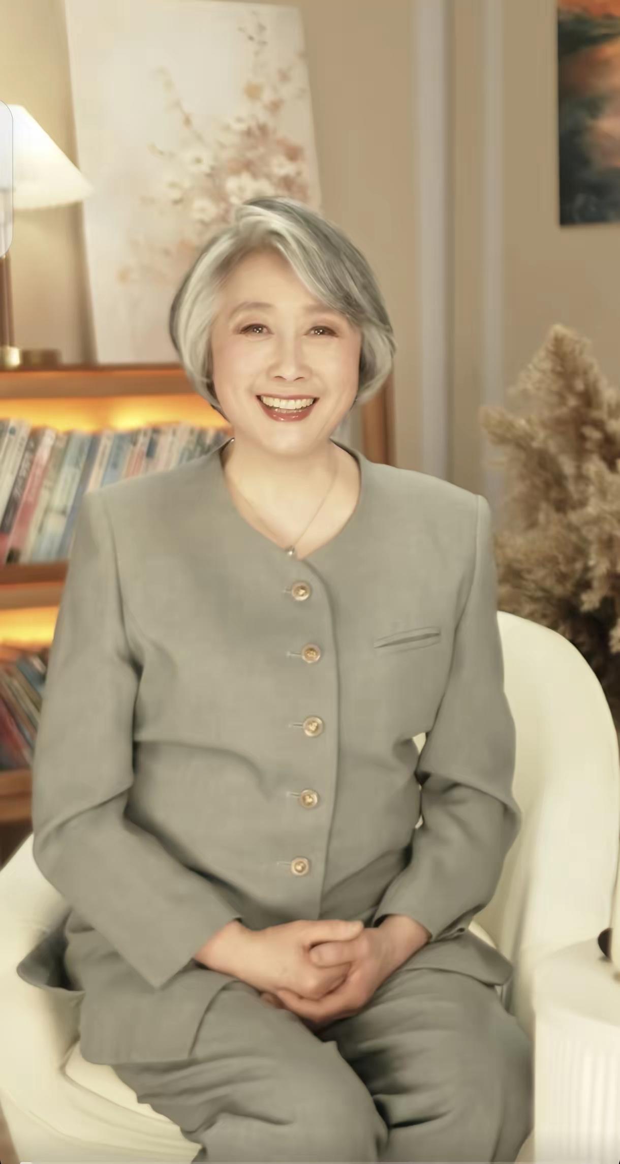 她曾经是央视女神级的主持人，主持过一档非常知名的综艺节目，年轻人可能不知道，年纪