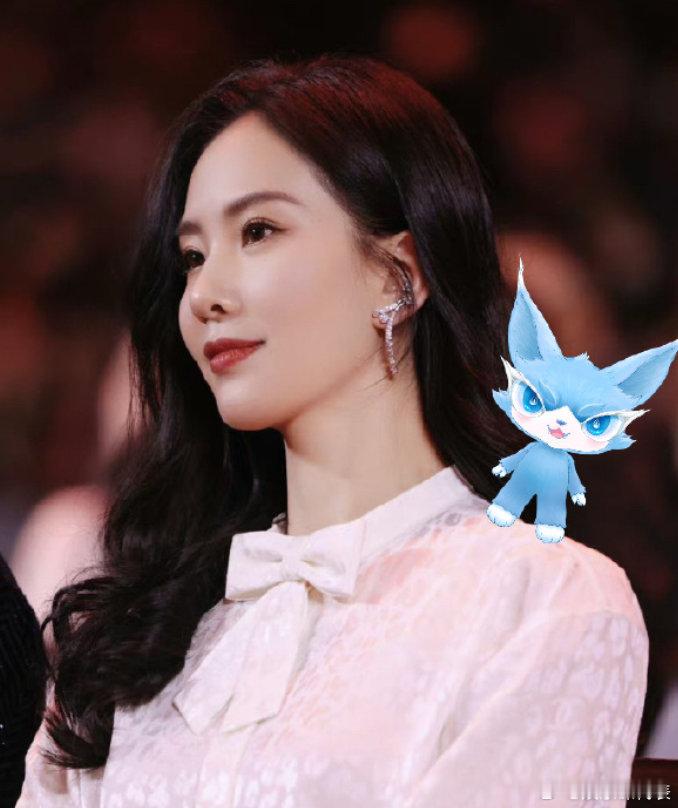 内娱站姐现在卷成这样了 哦莫哦莫！内娱站姐也太卷了吧，舞台线下全是神图，明星长得