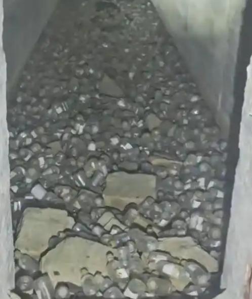 山东烟台，网友曝光磁山一处废弃防空洞内，大量医用塑料输液瓶横七竖八散落一地，有的