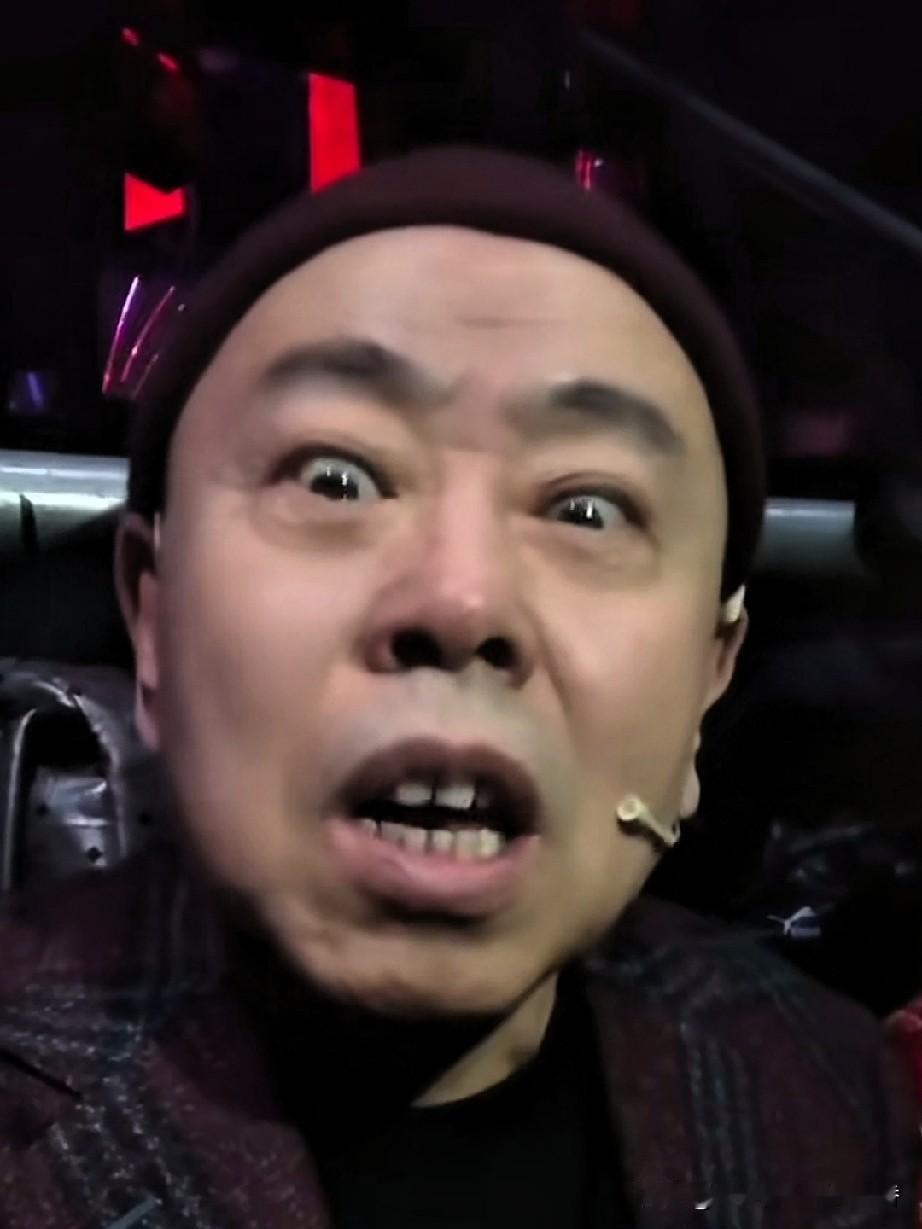 这是演员潘长江去年春晚期间拍的段子，他摆出一副六亲不认的表情说:“朋友们我在候场