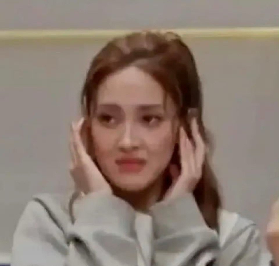 没人觉得陈凯琳那个捂耳朵很不尊重人吗… 