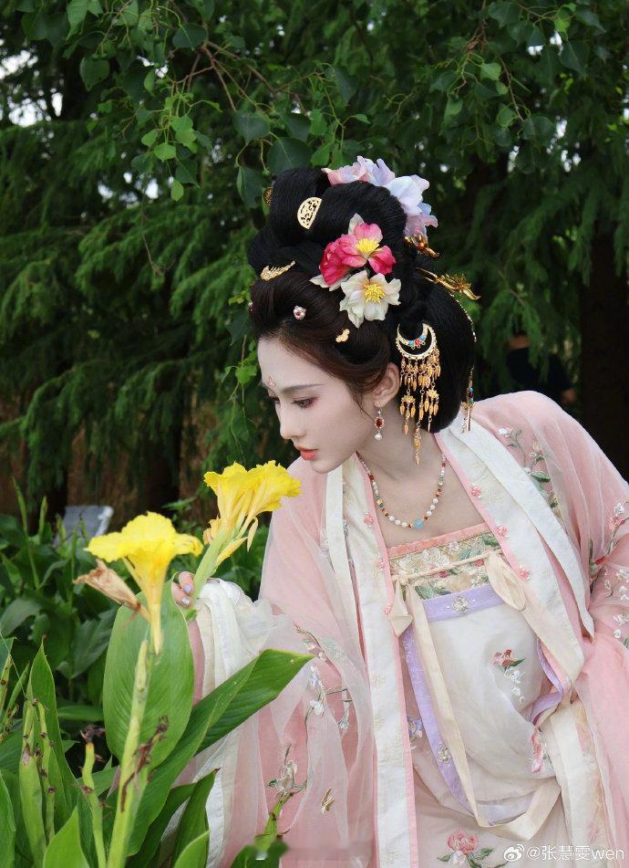 张慧雯古装太权威了 谁懂啊家人们！！张慧雯这组汉服图真的美到我失语😭 柔粉襦裙