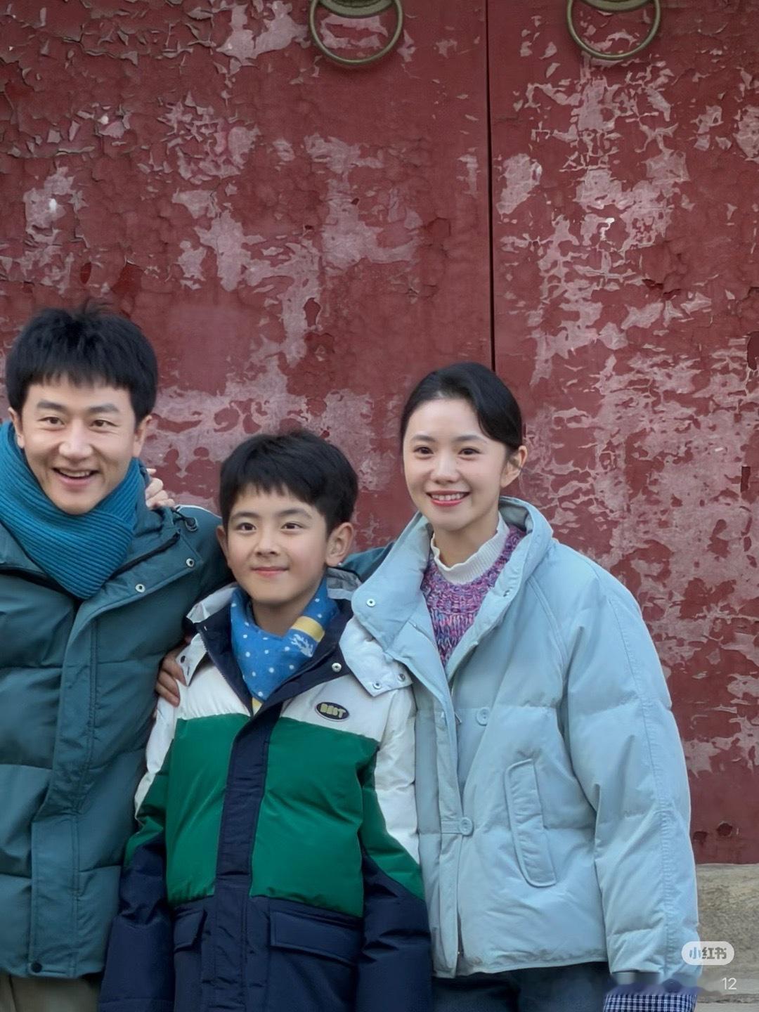 网友偶遇刘浩存拍戏头比旁边的小男孩还小