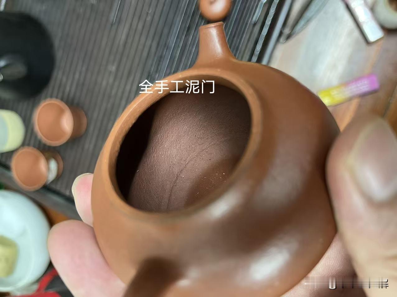泥凳纹能判断全手工壶吗？
玩壶的前两年，我特别信“泥凳纹”这个说法。那时候觉得，