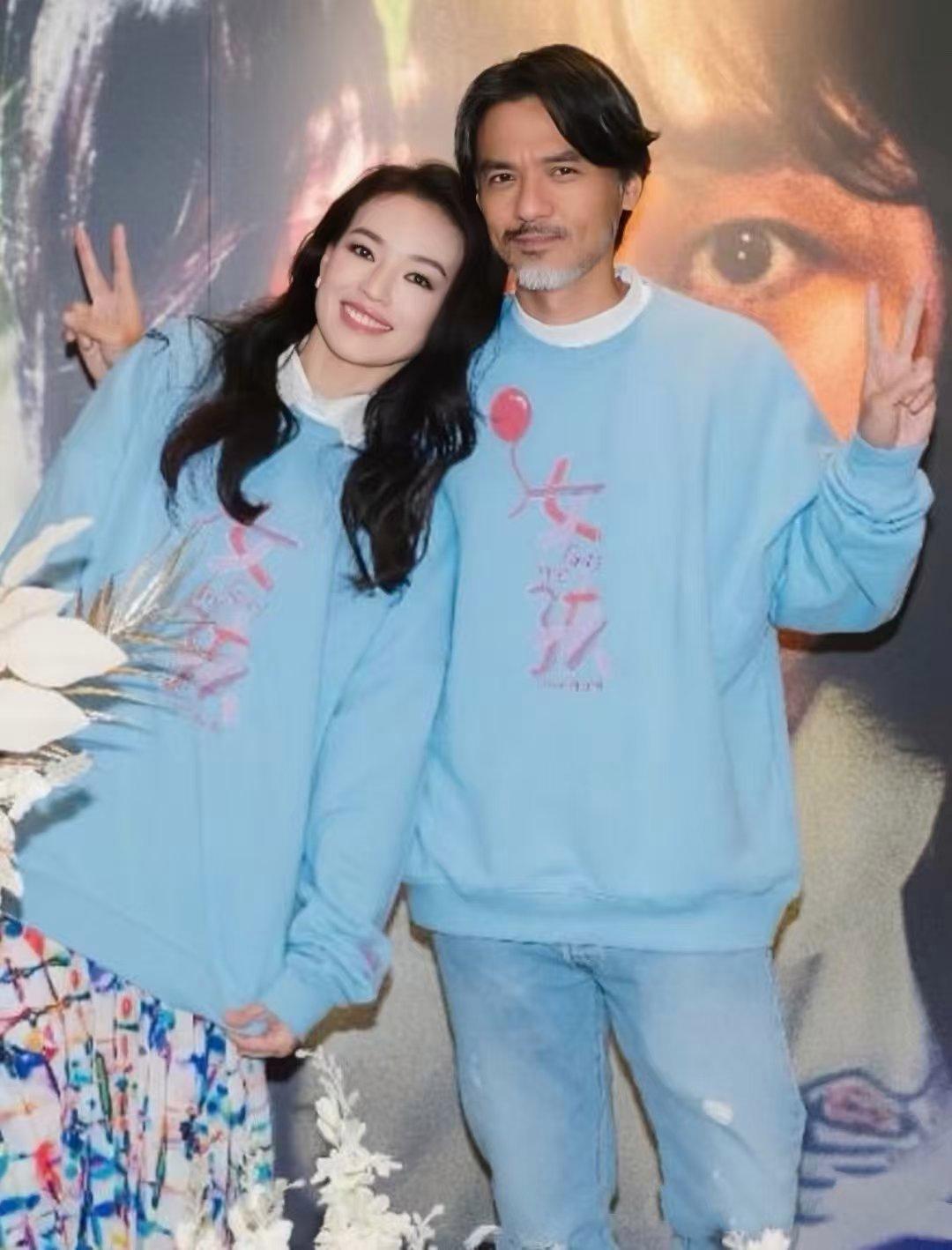 真是看不出来，舒淇只比冯德伦小2岁！舒淇和老公冯德伦一起出席自己电影的发布会，4