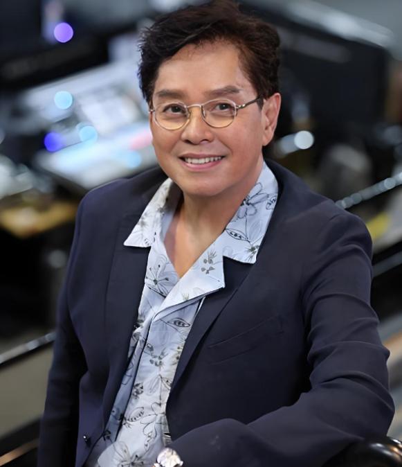 坚持丁克多年的谭咏麟，突然对妻子杨洁薇说：“10亿家产全都给你，但我要接儿子回家