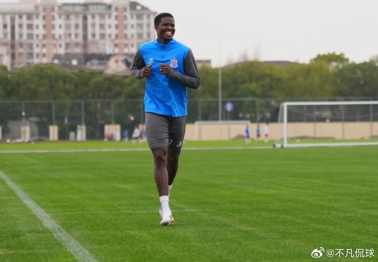 上海申花盖伊笑的真开心上海申花