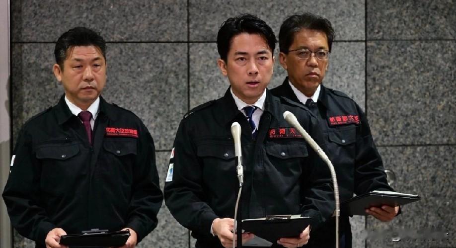 日本7.5级强震刚过，凌晨的紧急发布会就出了岔子！防卫大臣小泉进次郎上台念稿时，