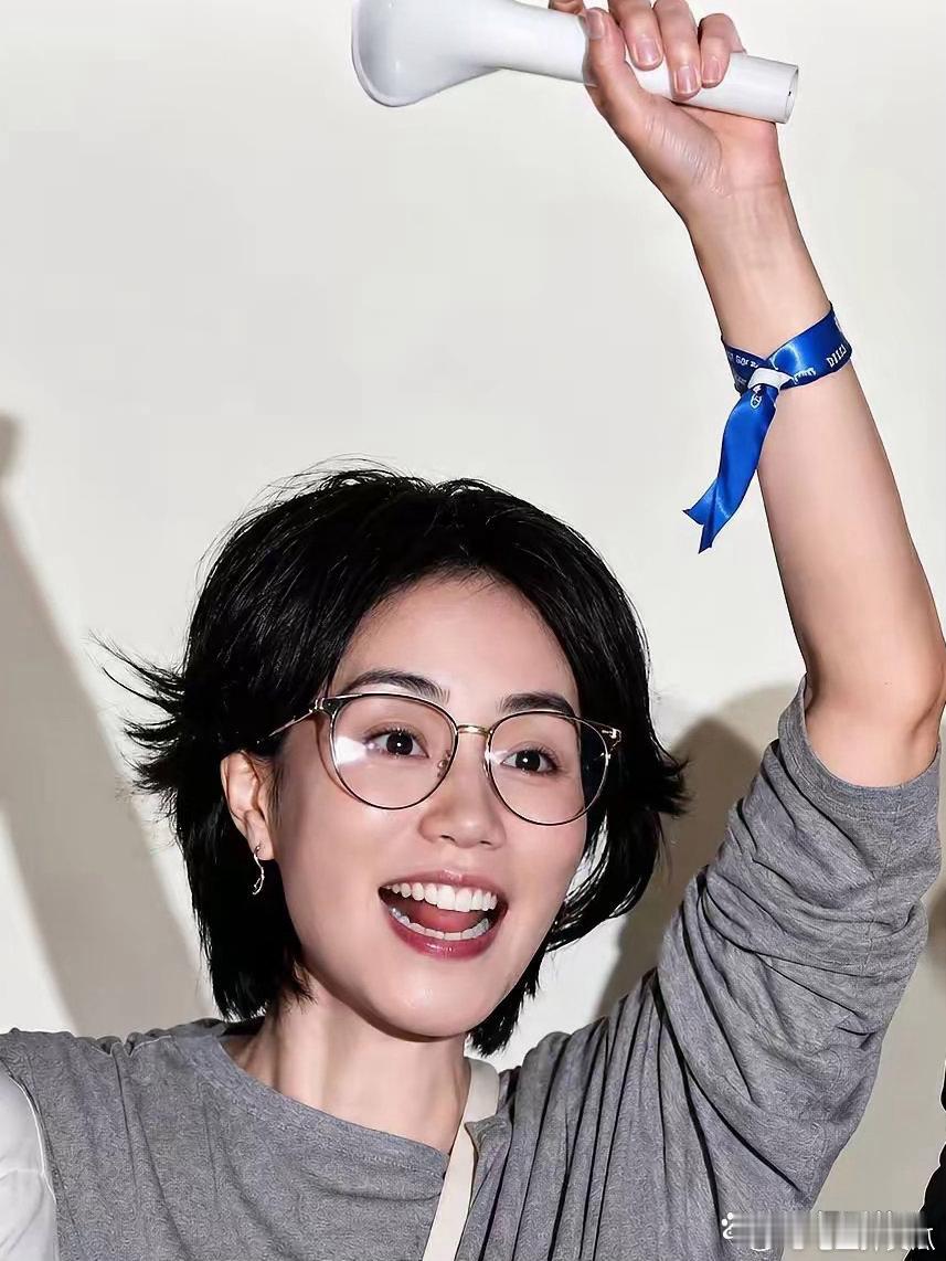 哪怕戴上老花镜，依旧灵动娇俏少女感满满，也难怪谢霆锋对她格外偏爱。 ​​​