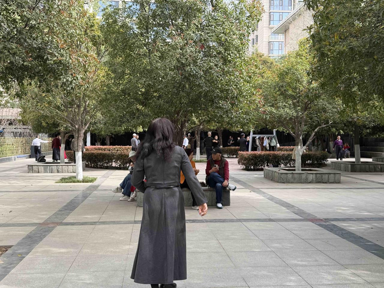 昨天上午，我去长乐公园玩，从西门进入时，没有听到合唱团的雄壮歌声和乐声，想着合唱