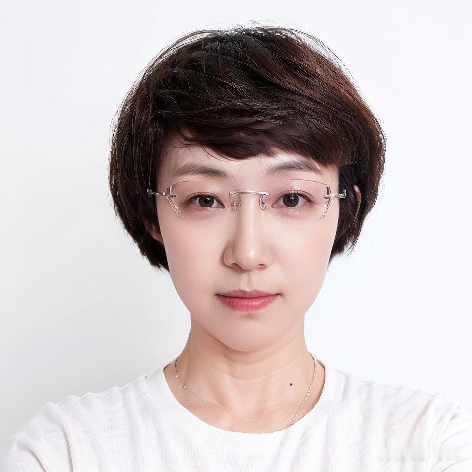 《鹧鸪天.淡守清欢》
浅喜心安夏日长，深耕情愫墨痕香。
清欢淡守听风雨，逸兴轻斟