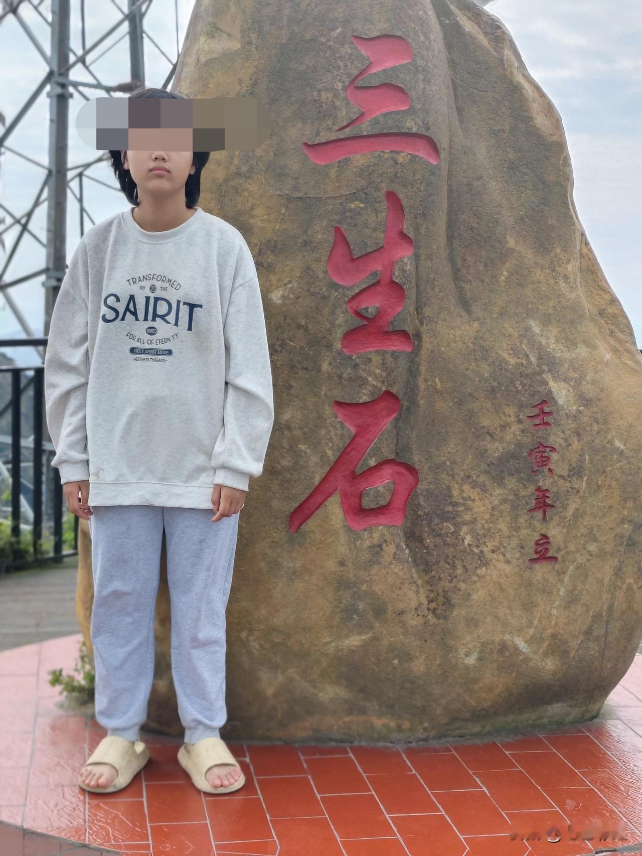 昨天终于给我二女儿办了休学了，有关单位说只可以休一年，明年去不去读初二看她的决定