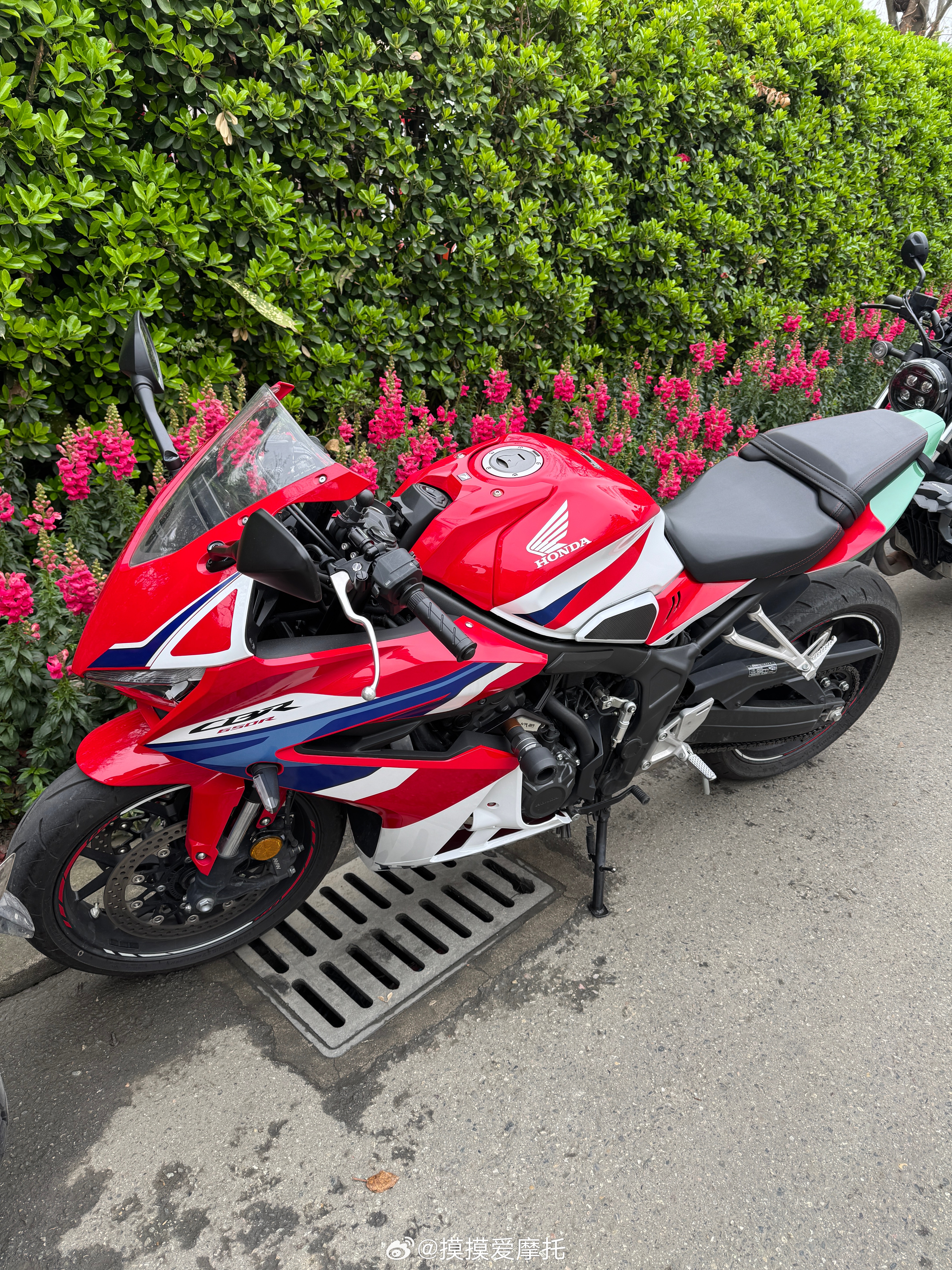 机车摩托车 骑了50来公里，腰已经不行了，那些骑跑车摩旅的朋友是如何做到的摸摸爱