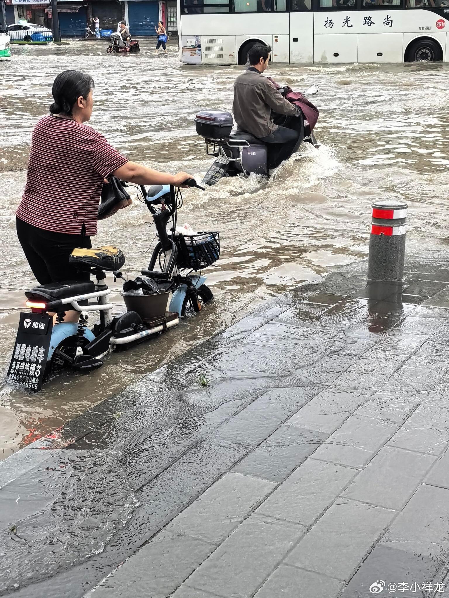武汉暴雨撑伞仅10分钟身上全淋湿有点后悔618没买个皮划艇，这和水城威尼斯有什么