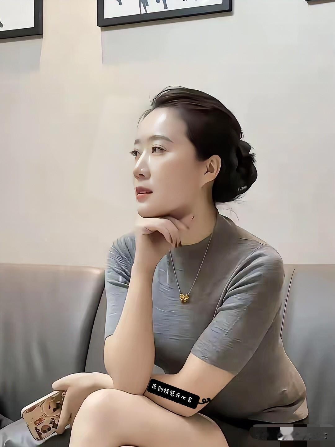 【一枕诗书·醉花阴~词组】
文/开心吴

人老凄凉常念旧，泪水侵衣袖。无事赋诗词