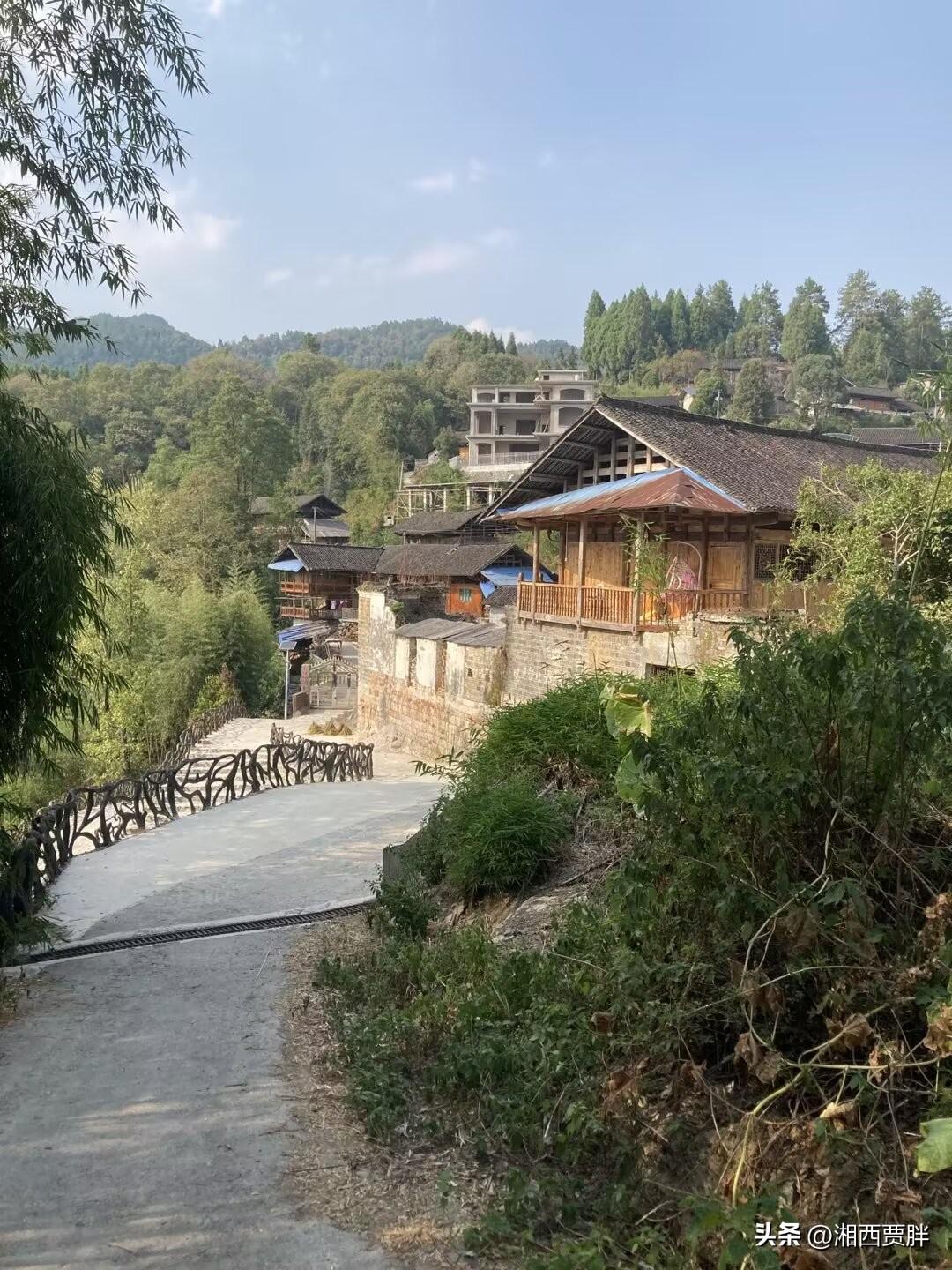 农村最凉的亲情：父母在世争尽好处，父母走后各奔东西。
 
农村人最大的自欺，就是