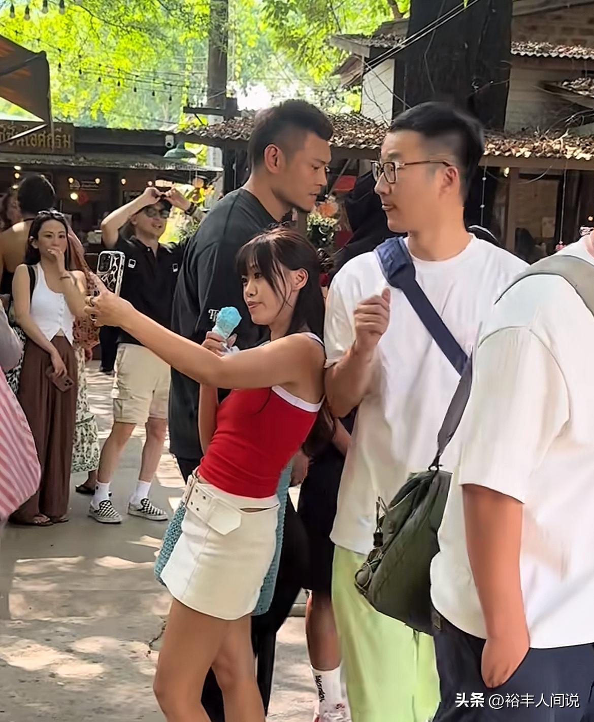 周杰伦的保镖细节做的好到位啊，怪不得他不舍得换。
最近，周杰伦妻子昆凌前往泰国录
