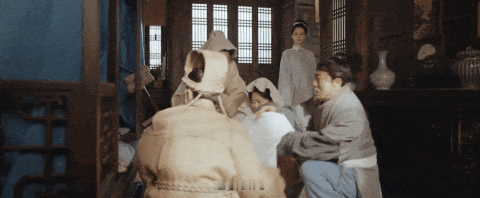 李景东下跪向李祯认错 火海里的那一幕，不仅是身体的煎熬，更是灵魂的审判。李景东哭