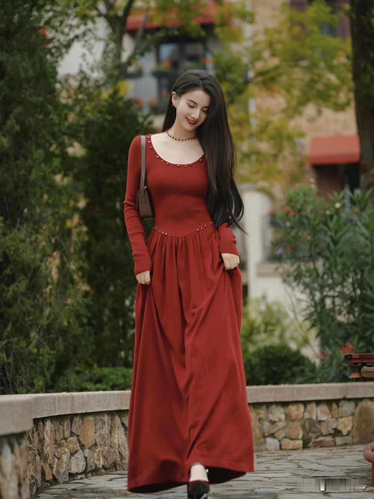 红色连衣裙真的是谁穿谁好看！前两天翻衣柜，突然发现还是红色最提气色，尤其是那种正