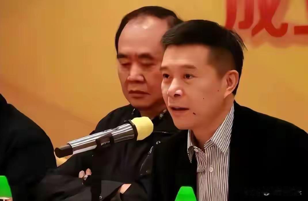 广东宏远俱乐部的决策是否失误？我可不会像图⑥自媒体人那样这么早就下定义。
图⑥作