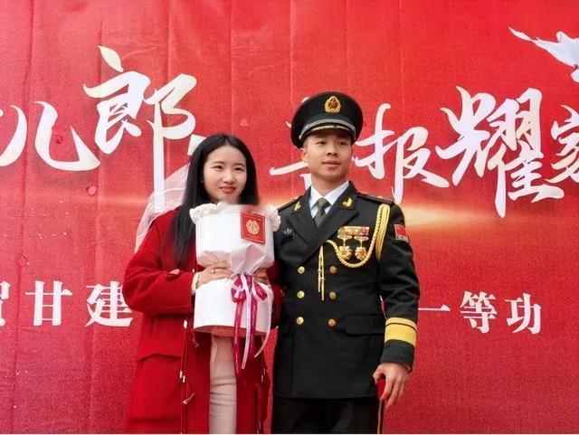 #现役军人甘建超获一等功#
军中钢铁汉！
哪有什么岁月静好，只不过有人负重前行！