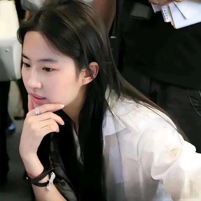 #刘亦菲骨相# 的骨相之美好似艺术品般令人赞叹不已。无论是静谧如水的眼神还是微微