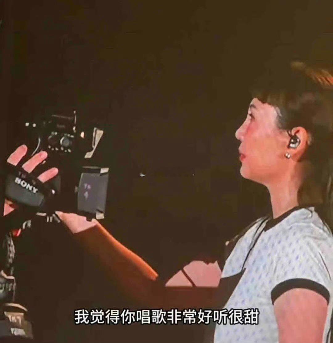 魏如萱问摄像认不认识她 魏如萱问摄像认不认识她！上海演出互动甜到心巴 谁能拒绝魏