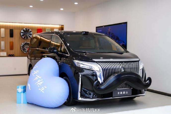 今天一早刷到魏牌的海报，才反应过来：哦，原来今天是父亲节。他们在宣传里写了句“爸