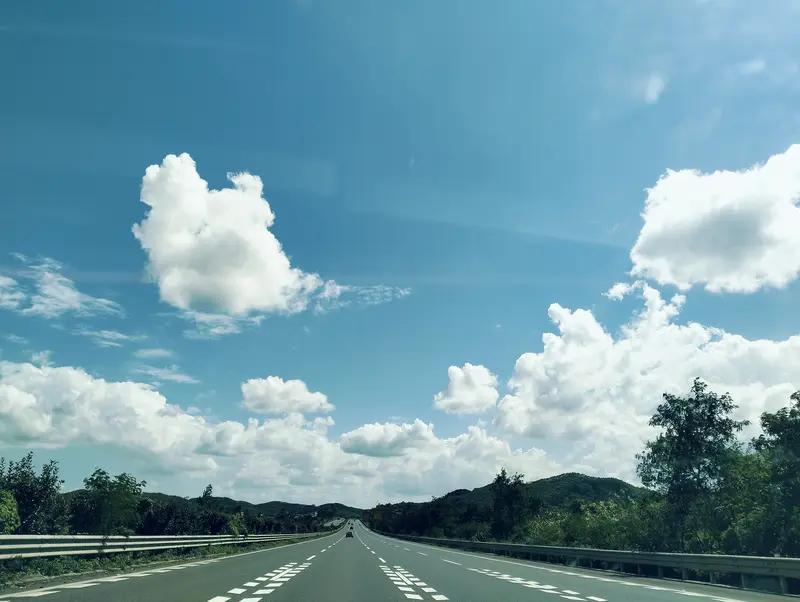 《蓝天碧水》
蓝天澄澈映苍穹，碧水悠悠映碧空。
云卷云舒天际远，波平波涌韵无穷。