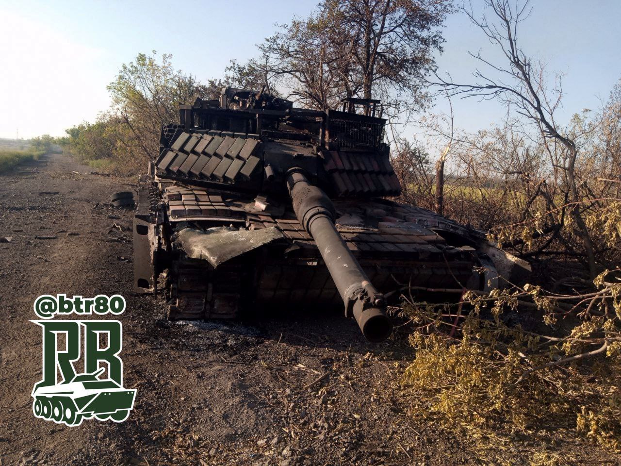 乌军损失的M1A1SA，该车被击伤遭弃后，又遭FPV自杀机补刀，视频： ​​​