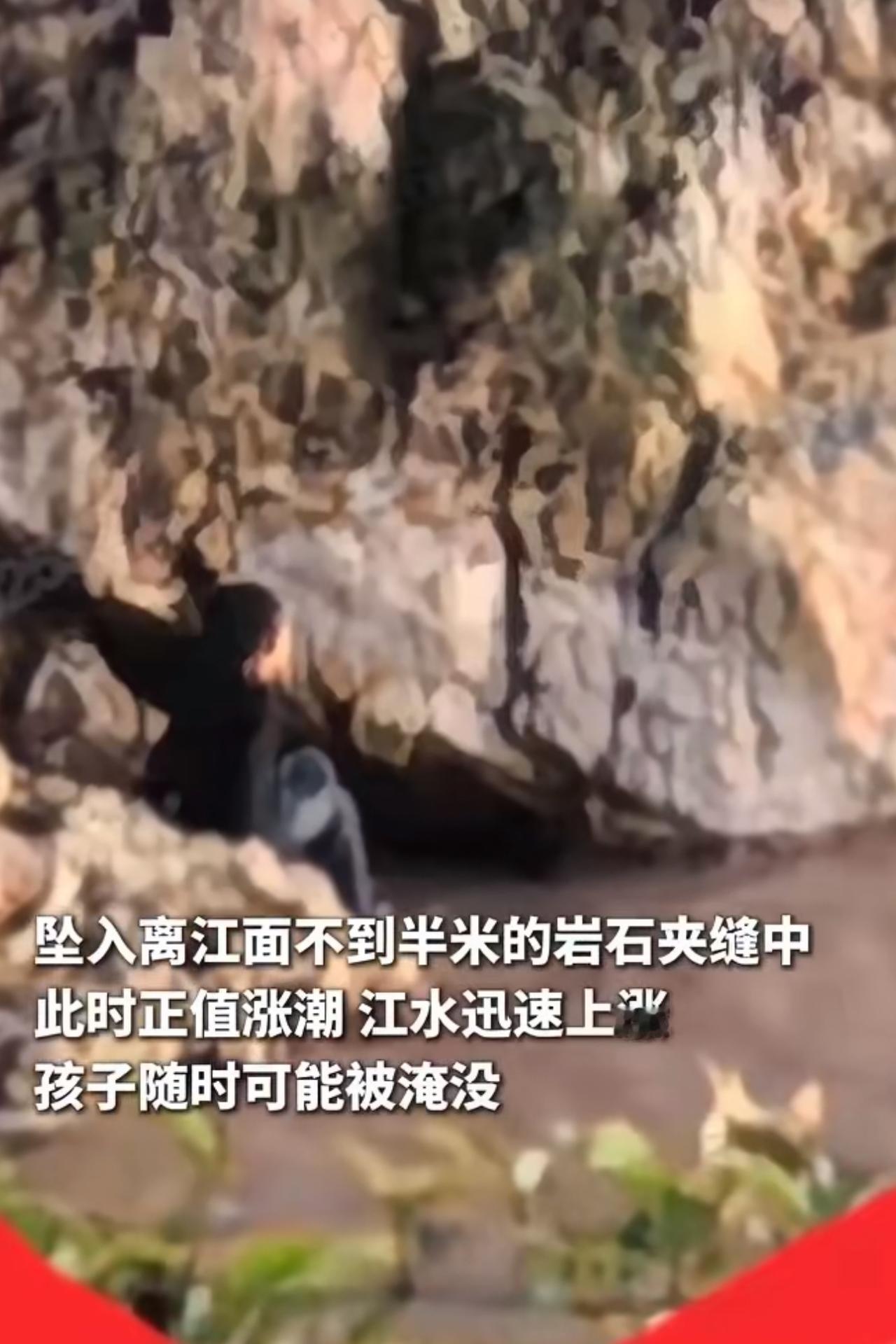 一对夫妻趁着假期带着6岁的儿子出来玩。到了浙江温州炮台山，夫妻俩光顾着互相拍照打