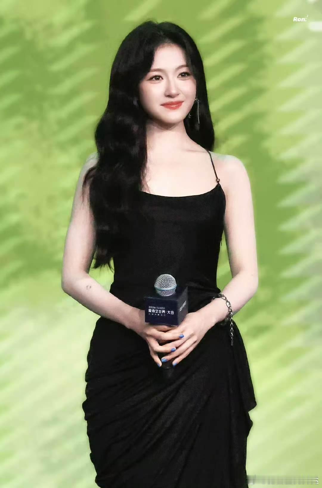 李兰迪吊带黑裙李兰迪吊带黑裙  爱奇艺大会造型天花板！李兰迪吊带黑裙亮相，身材比